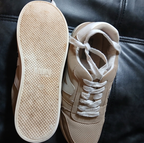 Pair of MIA casual walking shoes Lightly worn. - Picture 3 of 3